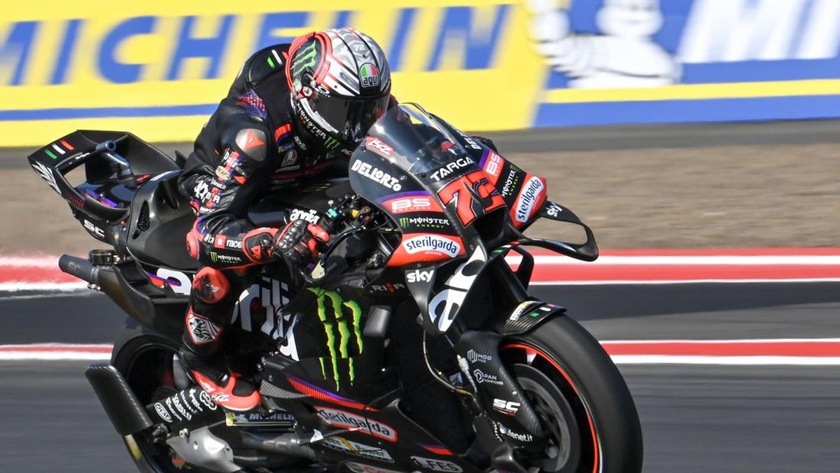 Pembalap Aprilia Racing Marco Bezzecchi memacu kecepatan sepeda motornya pada balapan MotoGP Pertamina Grand Prix of Indonesia 2026 di Sirkuit Internasional Pertamina Mandalika, KEK Mandalika, Lombok Tengah, NTB, Minggu (11/10/2026). Bezzecchi menjad