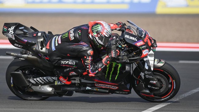 Pembalap Aprilia Racing Marco Bezzecchi memacu kecepatan sepeda motornya saat balapan MotoGP Pertamina Grand Prix of Indonesia 2026 di Sirkuit Internasional Pertamina Mandalika, KEK Mandalika, Lombok Tengah, NTB, Minggu (11/10/2026). Bezzecchi menjad