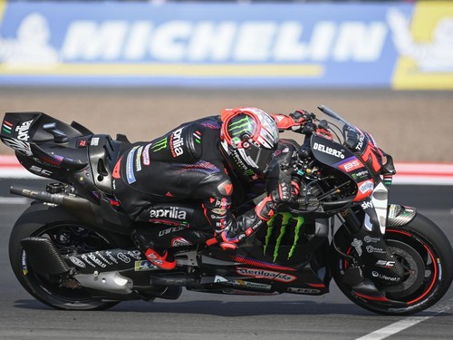 Pembalap Aprilia Racing Marco Bezzecchi memacu kecepatan sepeda motornya saat balapan MotoGP Pertamina Grand Prix of Indonesia 2026 di Sirkuit Internasional Pertamina Mandalika, KEK Mandalika, Lombok Tengah, NTB, Minggu (11/10/2026). Bezzecchi menjad