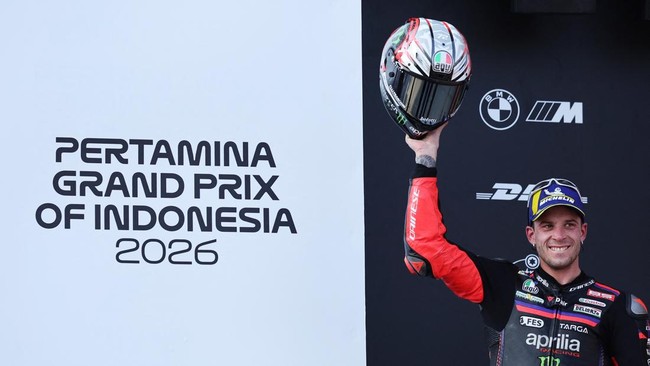 MotoGP - Indonesian Grand Prix - Mandalika International Street Circuit, Mandalika, Indonesia - October 11, 2026 Aprilia Racing's Marco Bezzecchi celebrates on the podium after winning the MotoGP race REUTERS/Willy Kurniawan