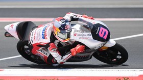 Pembalap CFMOTO Gaviota Aspar Team Maximo Quiles (tengah) berfoto dengan pembalap Liqui Moly Dynavolt Intact GP David Almansa (kiri) dan pembalap Red Bull KTM Ajo Brian Uriarte (kanan) sebagai pemenang Race Moto3 Indonesia 2026 di Sirkuit Internasion