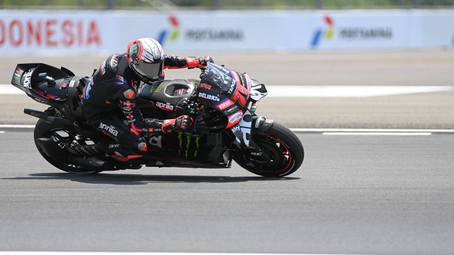 Pembalap Aprilia Racing Marco Bezzecchi memacu kecepatan sepeda motornya saat sesi kualifikasi 2 MotoGP Pertamina Grand Prix of Indonesia 2026 di Sirkuit Internasional Pertamina Mandalika, KEK Mandalika, Lombok Tengah, NTB, Sabtu (10/10/2026). Pembal