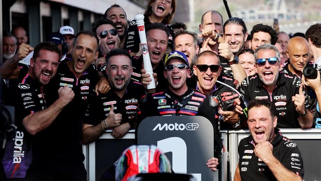 MotoGP - Indonesian Grand Prix - Mandalika International Street Circuit, Mandalika, Indonesia - October 11, 2026 Aprilia Racing's Marco Bezzecchi celebrates with his team after winning the MotoGP race REUTERS/Willy Kurniawan