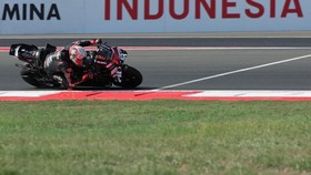 MotoGP - Indonesian Grand Prix - Mandalika International Street Circuit, Mandalika, Indonesia - October 11, 2026 Aprilia Racing's Marco Bezzecchi in action during the MotoGP race REUTERS/Willy Kurniawan