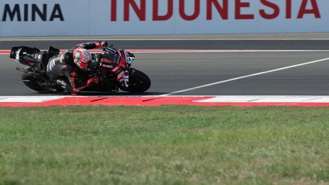 MotoGP - Indonesian Grand Prix - Mandalika International Street Circuit, Mandalika, Indonesia - October 11, 2026 Aprilia Racing's Marco Bezzecchi in action during the MotoGP race REUTERS/Willy Kurniawan