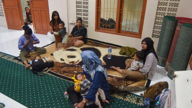 Warga terdampak bencana banjir bandang mengungsi di Masjid Al Hijrah Kampung Apa di Padang, Sumatera Barat, Sabtu (10/10/2026). Sebanyak 59 kepala keluarga yang rumahnya terdampak banjir bandang mengungsi di masjid tersebut, sementara sebagian dari m