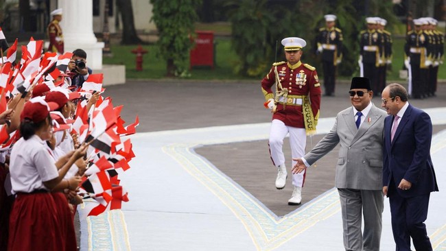 Children wave Egyptian and Indonesian flags as Indonesian President Prabowo Subianto and Egyptian President Abdel Fattah al-Sisi walk during a welcoming ceremony at the Merdeka Palace in Jakarta, Indonesia, October 11, 2026. REUTERS/Ajeng Dinar Ulfia