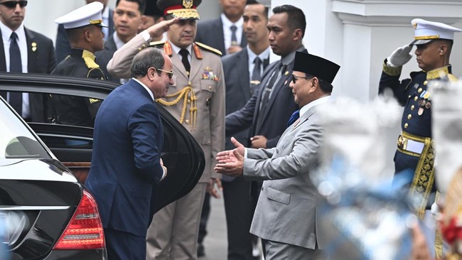 Presiden Prabowo Subianto (kedua kanan) menyambut kedatangan Presiden Mesir Abdel Fattah el-Sisi di Istana Merdeka, Jakarta, Minggu (11/10/2026). Presiden Prabowo Subianto menerima kunjungan Presiden Mesir Abdel Fattah el-Sisi untuk melakukan bilater