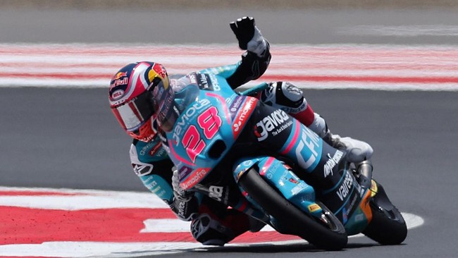 MotoGP - Indonesian Grand Prix - Mandalika International Street Circuit, Mandalika, Indonesia - October 11, 2026 CFMOTO Aspar Team's Maximo Quiles celebrates after winning the Moto3 race REUTERS/Willy Kurniawan