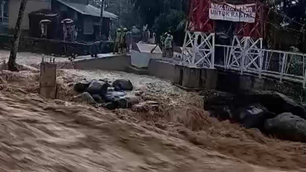 Detik-detik Derasnya Banjir Bandang di Padang Kepung Rumah Warga