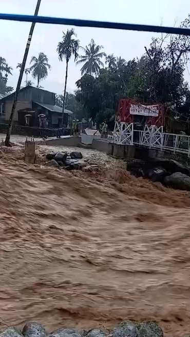 Detik-detik Derasnya Banjir Bandang di Padang Kepung Rumah Warga