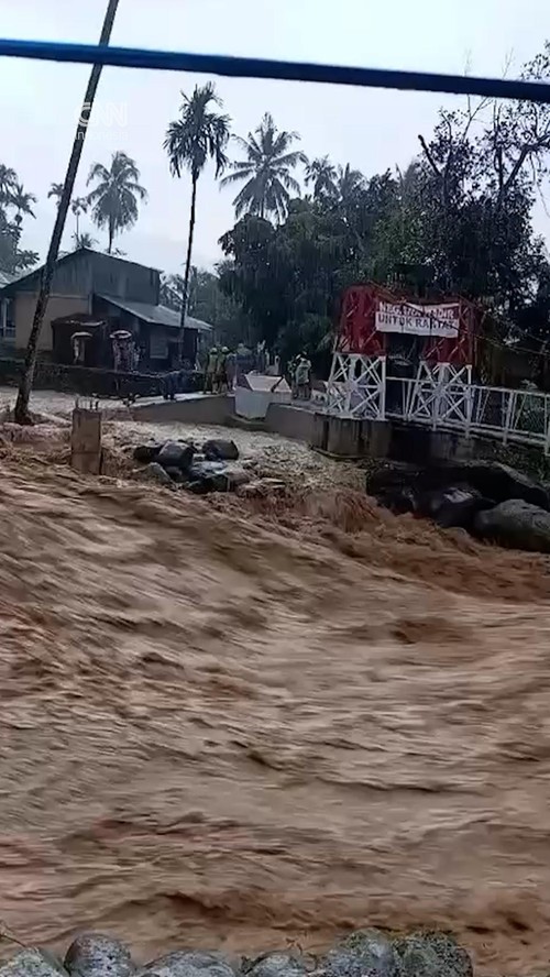 Detik-detik Derasnya Banjir Bandang di Padang Kepung Rumah Warga