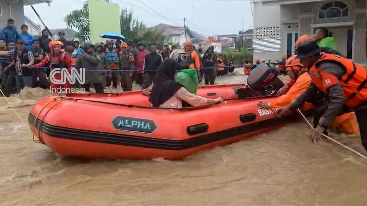 Momen Evakuasi Warga Terdampak Banjir Bandang di Padang