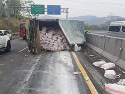 Truk Terguling di Tol Bawen-Semarang, Kemacetan Sempat Mengular