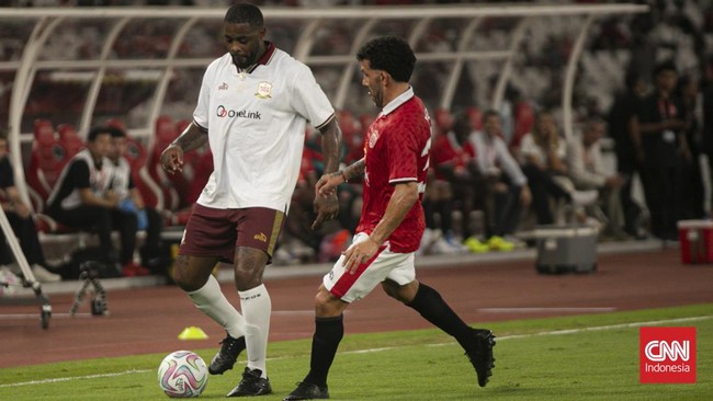 Pemain United Legends berebut bola dengan pemain North London Legends  dalam pertandingan Champions Impact in Jakarta: The Rivalry Return di Stadion Utama Gelora Bung Karno (SUGBK), Jakarta, Sabtu (10/10/2026). Pertandingan tersebut dimenangkan dimen