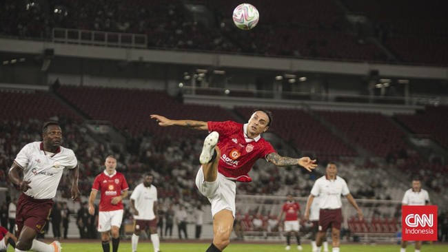Pemain United Legends berebut bola dengan pemain North London Legends  dalam pertandingan Champions Impact in Jakarta: The Rivalry Return di Stadion Utama Gelora Bung Karno (SUGBK), Jakarta, Sabtu (10/10/2026). Pertandingan tersebut dimenangkan dimen