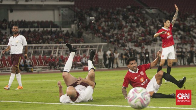Pemain United Legends berebut bola dengan pemain North London Legends  dalam pertandingan Champions Impact in Jakarta: The Rivalry Return di Stadion Utama Gelora Bung Karno (SUGBK), Jakarta, Sabtu (10/10/2026). Pertandingan tersebut dimenangkan dimen