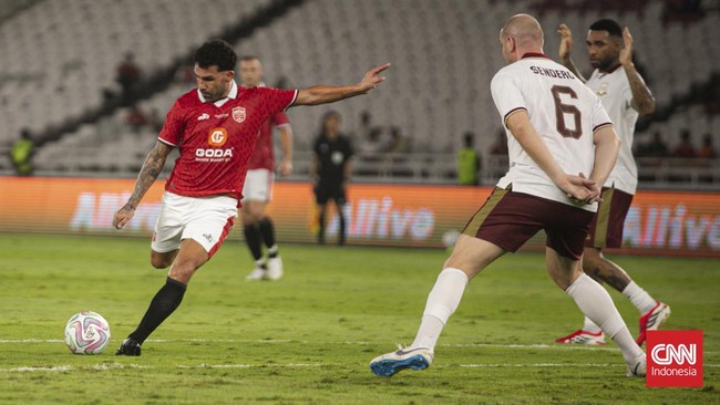Pemain United Legends berebut bola dengan pemain North London Legends  dalam pertandingan Champions Impact in Jakarta: The Rivalry Return di Stadion Utama Gelora Bung Karno (SUGBK), Jakarta, Sabtu (10/10/2026). Pertandingan tersebut dimenangkan dimen