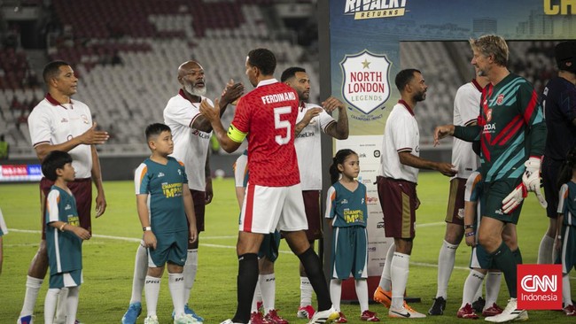 Pemain United Legends berebut bola dengan pemain North London Legends  dalam pertandingan Champions Impact in Jakarta: The Rivalry Return di Stadion Utama Gelora Bung Karno (SUGBK), Jakarta, Sabtu (10/10/2026). Pertandingan tersebut dimenangkan dimen