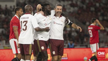 Pemain United Legends berebut bola dengan pemain North London Legends  dalam pertandingan Champions Impact in Jakarta: The Rivalry Return di Stadion Utama Gelora Bung Karno (SUGBK), Jakarta, Sabtu (10/10/2026). Pertandingan tersebut dimenangkan dimen