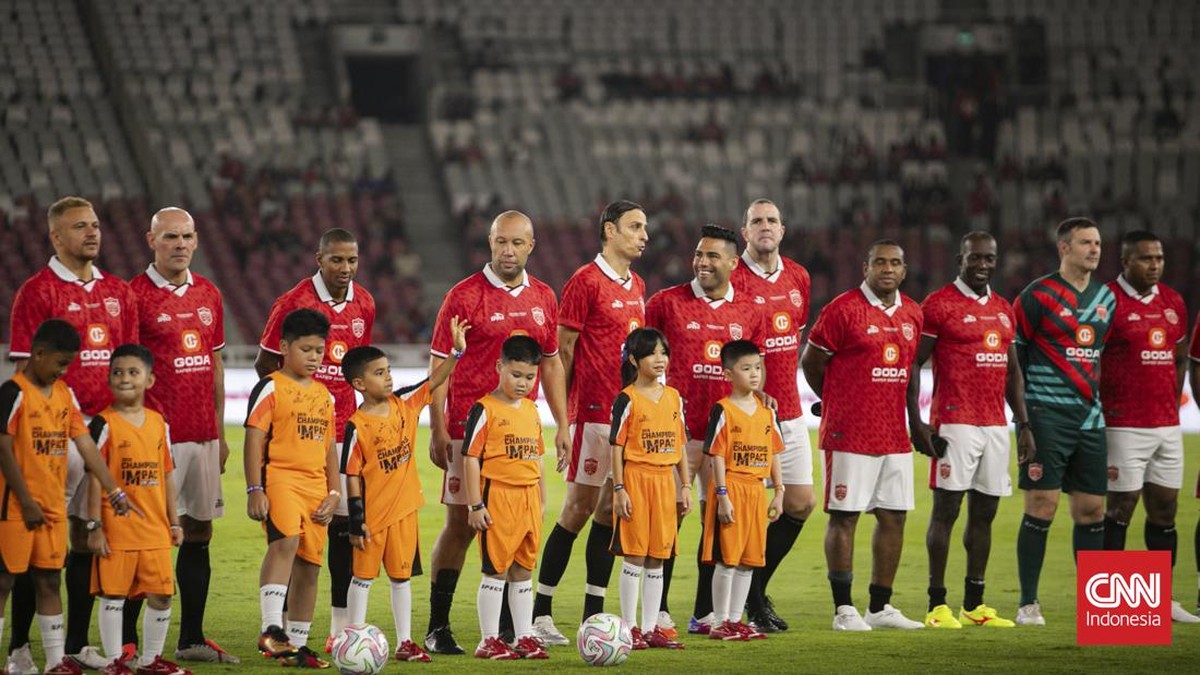 Pemain United Legends berebut bola dengan pemain North London Legends  dalam pertandingan Champions Impact in Jakarta: The Rivalry Return di Stadion Utama Gelora Bung Karno (SUGBK), Jakarta, Sabtu (10/10/2026). Pertandingan tersebut dimenangkan dimen
