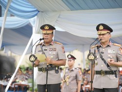 Komjen Herimen Serahkan Tongkat Komando Polda Riau ke Irjen Arman Achdiat