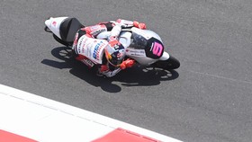 Pembalap Honda Team Asia asal Indonesia, Veda Pratama memacu kecepatan sepeda motornya saat mengikuti Race Moto3 Indonesia 2026 di Sirkuit Internasional Pertamina Mandalika, Lombok Tengah, NTB, Minggu (11/10/2026). Maximo Quiles dari CFMOTO Gaviota A