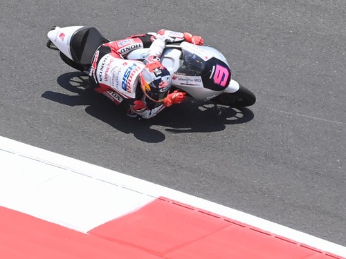 Pembalap Honda Team Asia asal Indonesia, Veda Pratama memacu kecepatan sepeda motornya saat mengikuti Race Moto3 Indonesia 2026 di Sirkuit Internasional Pertamina Mandalika, Lombok Tengah, NTB, Minggu (11/10/2026). Maximo Quiles dari CFMOTO Gaviota A