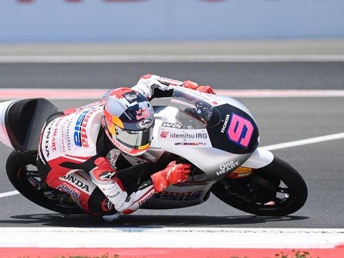 Pembalap Honda Team Asia asal Indonesia, VedaPratama memacu kecepatan sepeda motornya saat mengikuti Race Moto3 Indonesia 2026 di Sirkuit Internasional Pertamina Mandalika, Lombok Tengah, NTB, Minggu (11/10/2026). Maximo Quiles dari CFMOTO Gaviota As