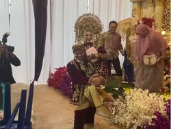 Viral! Pernikahan Diterjang Banjir, Pengantin Pria Gendong Istri Bikin Salfok