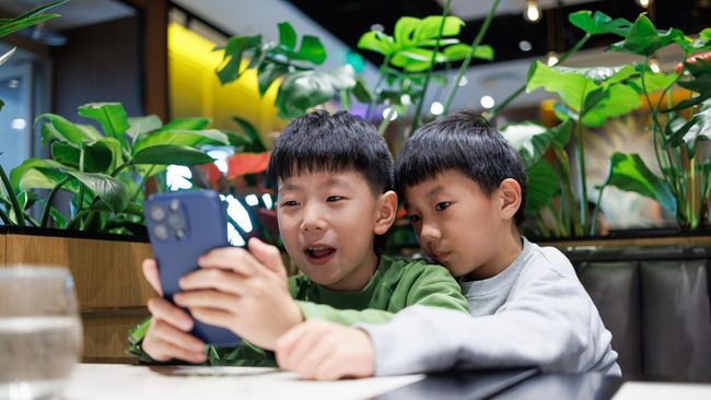 Anak Kecanduan TikTok, Reels, dan YouTube Shorts? Kenali Dampaknya pada Mental