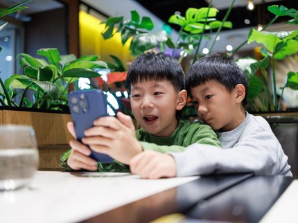 Anak Kecanduan TikTok, Reels, dan YouTube Shorts? Kenali Dampaknya pada Mental