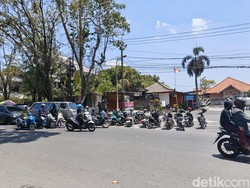 Antrean BBM di SPBU Tabanan Mengular, Warga Beli Eceran di Warung Madura