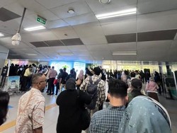Antrean Mengular di MRT Lebak Bulus Pagi Ini Imbas Aturan Baru Tap Kartu