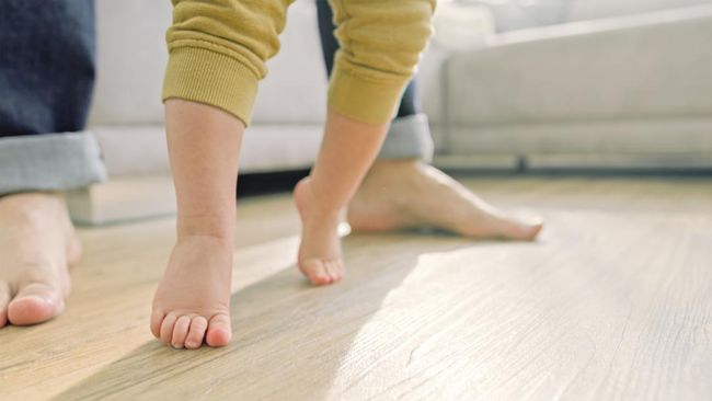 Ada beberapa alasan anak berjalan jinjit. Pada sebagian anak, kebiasaan ini muncul saat baru belajar berjalan dan berkurang seiring pertambahan usia.