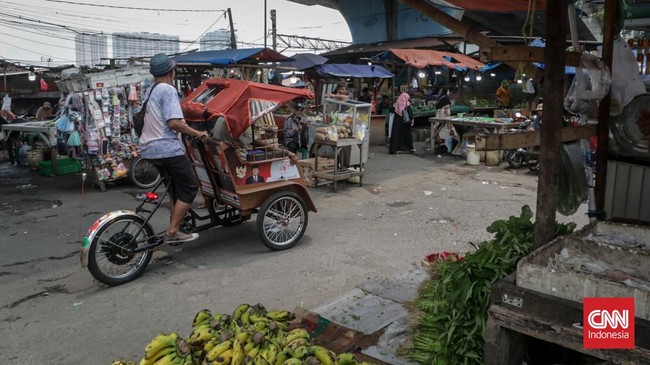 Sejumlah pengemudi becak listrik menunggu penumpang di kawasan Pasar Kemiri, Depok, Jawa Barat, Senin (12/10/2026). (CNN Indonesia/Febria Adha L)