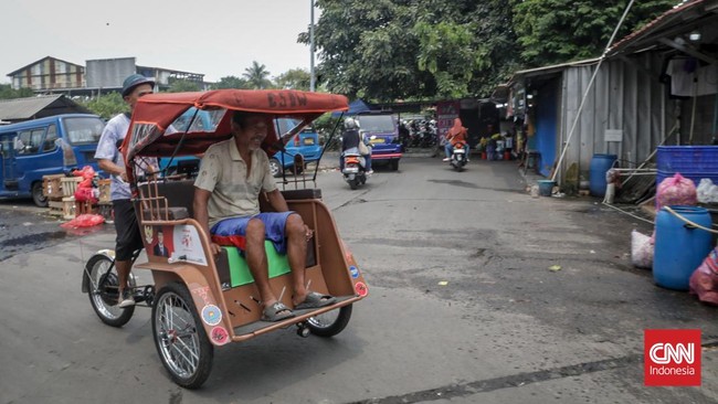 Sejumlah pengemudi becak listrik menunggu penumpang di kawasan Pasar Kemiri, Depok, Jawa Barat, Senin (12/10/2026). (CNN Indonesia/Febria Adha L)