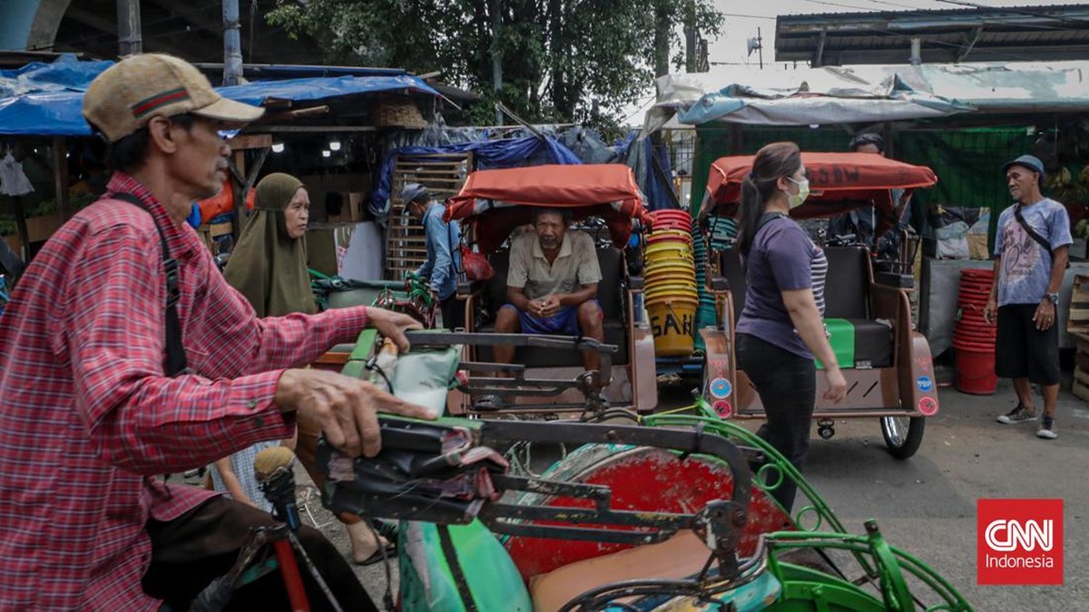 Sejumlah pengemudi becak listrik menunggu penumpang di kawasan Pasar Kemiri, Depok, Jawa Barat, Senin (12/10/2026).