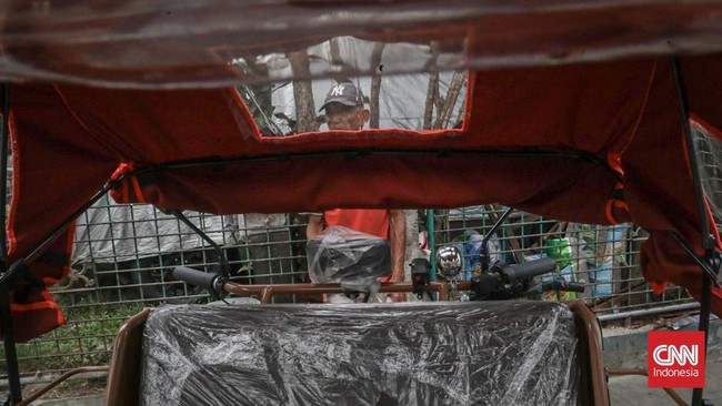Sejumlah pengemudi becak listrik menunggu penumpang di kawasan Pasar Kemiri, Depok, Jawa Barat, Senin (12/10/2026). (CNN Indonesia/Febria Adha L)