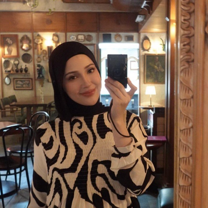 <p>Caption tersebut sesuai dengan foto-foto yang ditampilkan salah satunya pose di depan cermin dengan senyum manis yang memperlihatkan penampilannya selama menjalani kehamilan kedua.(Foto: @miskashf)</p>
