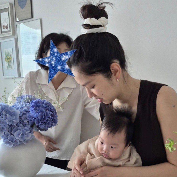 <p>Perempuan 41 tahun itu kini tengah menjalani masa menyusui dan berbahagia karena berhasil mencapai target menyusui selama 6 bulan. "Bulan keenam sejak bayi lahir hari ketika aku berhasil menyelesaikan enam bulan menyusui sesuai rencana.&rdquo; Choi Yoo-hwa memutuskan akan mengASIhi lebih lama meskipun mengurus bayi di malam hari melelahkan. Tapi dia merasa mudah ketika menyusui bisa dilakukan dimana saja, seperti di kafe dan restoran tanpa membawa perlengkapan tambahan. (Foto:@choiyuhwa).</p>