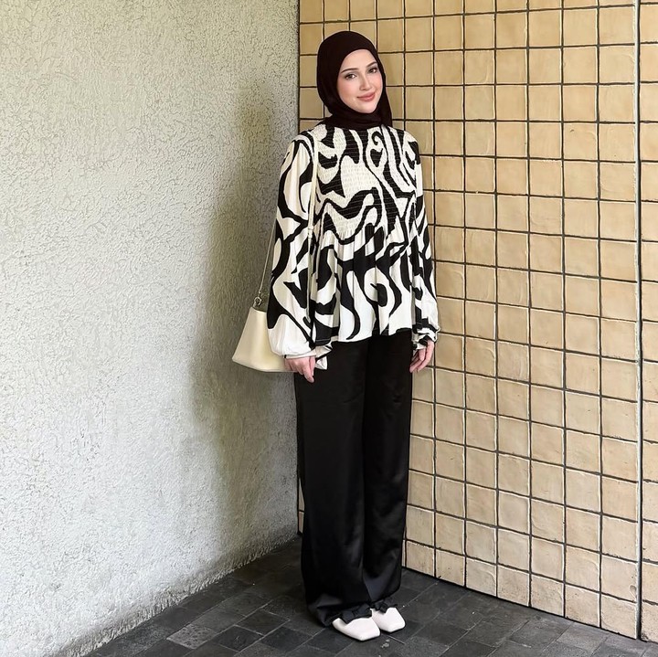 <p>Di momen ini, influencer keturunan Arab ini tampil dengan balutan hijab hitam dan atasan bermotif abstrak hitam-putih. Busana tersebut dipadukan dengan bawahan berwarna hitam sehingga memberikan kesan anggun dan simpel.(Foto: @miskashf)</p>