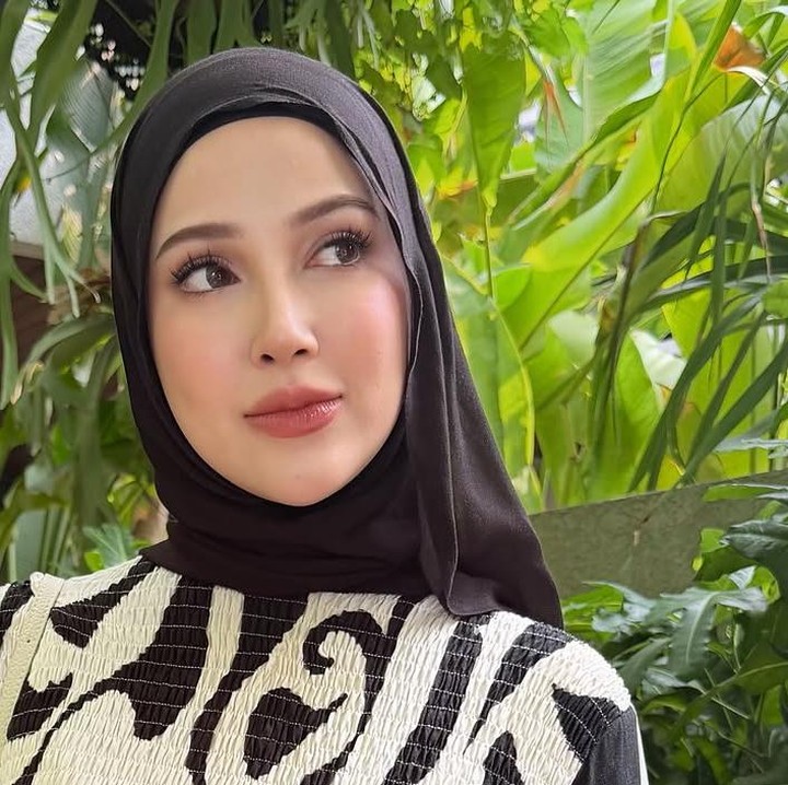 <p>Di usia 26 minggu, Miskah Shafa seolah ingin menunjukkan bahwa kehamilan bukan halangan untuk tetap tampil menawan. Tampak dari caption yang dibagikan. "Proof that 26 weeks can still serve," tulis Miskah Shafa.(Foto: @miskashf)</p>