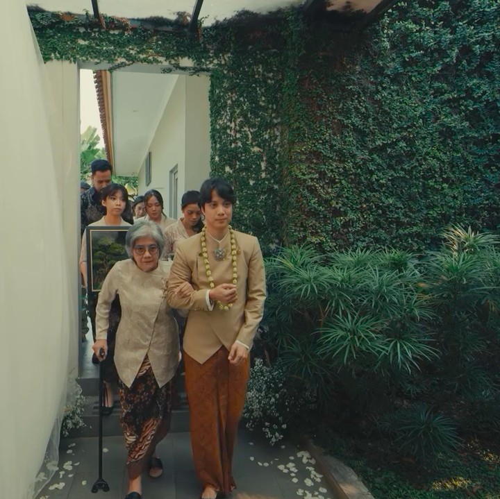 <p>Hampir dua bulan menikah, Dikta baru membagikan momen pernikahannya dengan Rachel melalui unggahan di Instagram. Pria bernama lengkap Pradikta Wicaksono ini menunjukkan video saat didampingi keluarga besar untuk meminang sang pujaan hati. "The witjhiaksono," tulis Dikta di <em>caption</em> unggahannya. (Foto: Instagram @dikta)</p>