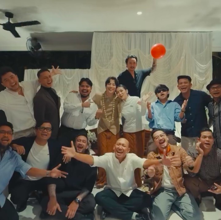 <p>Di pernikahan ini, sejumlah artis Tanah Air yang juga sahabat dekat Dikta terlihat hadir. Beberapa di antaranya adalah Andhika Pratama, Surya Insomnia, Tora Sudiro, Vincent Rompies, dan Wendy Cagur. Salah satu sahabat Dikta, Tora Sudiro, sempat memberikan ucapan selamat mewakili sahabat artis yang hadir. "Selamat menempuh hidup baru, <em>happy happy</em> terus," kata sang aktor. (Foto: Instagram @dikta)</p>