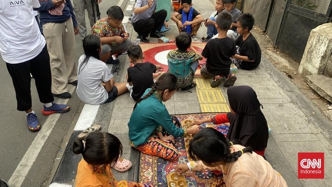 Finalis Benyamin S Award (BSA) dari Kelurahan Kebon Sirih, Jakarta Pusat, hidupkan kembali nuansa Jakarta era 1980-an dalam Festival Jalan Jaksa, Minggu (11/10). Konsep kami beda dengan yang lain, kami menghadirkan kenangan-kenangan masa lalu di mana