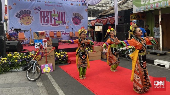 Finalis Benyamin S Award (BSA) dari Kelurahan Kebon Sirih, Jakarta Pusat, hidupkan kembali nuansa Jakarta era 1980-an dalam Festival Jalan Jaksa.
