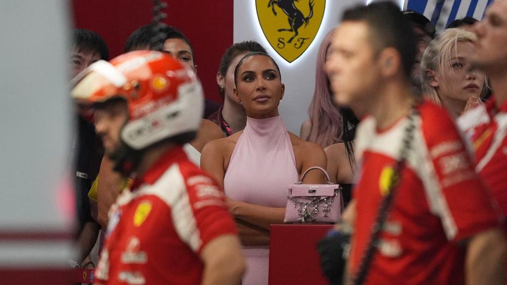 FOTO: Gaya Elegan Kim Kardashian Dukung Lewis Hamilton F1 GP Singapura