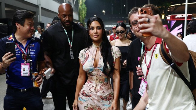 Kim Kardashian mencuri perhatian saat hadir mendukung kekasihnya Lewis Hamilton di F1 GP Singapura dengan penampilan elegan.