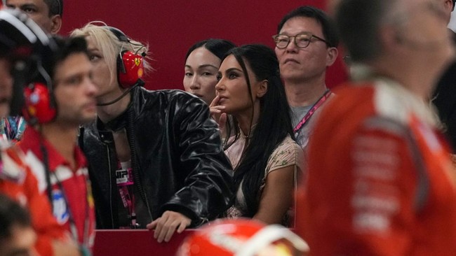 Kim Kardashian mencuri perhatian saat hadir mendukung kekasihnya Lewis Hamilton di F1 GP Singapura dengan penampilan elegan.